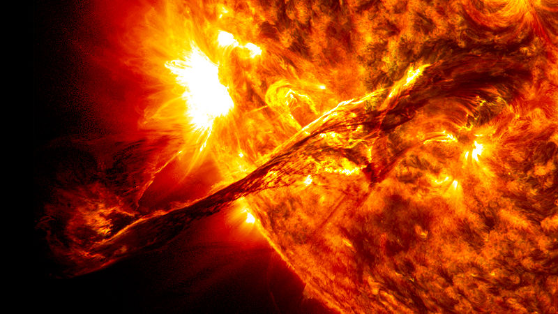 800px-Giant_prominence_on_the_sun_erupted